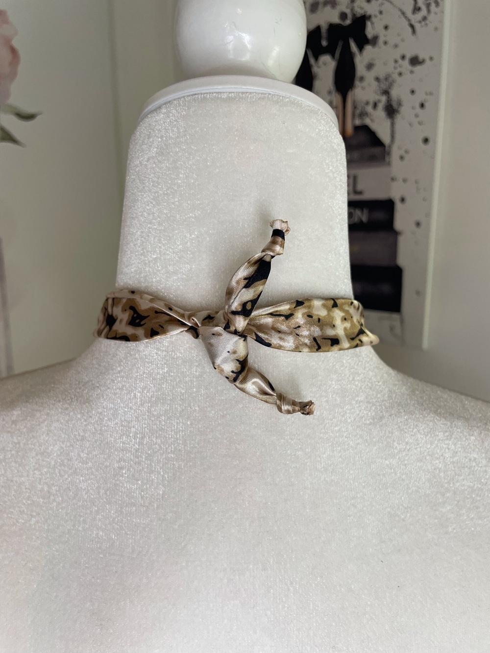 Gold Heart Pendant Scarf Necklace - Beige & Black - Picture 7 of 12